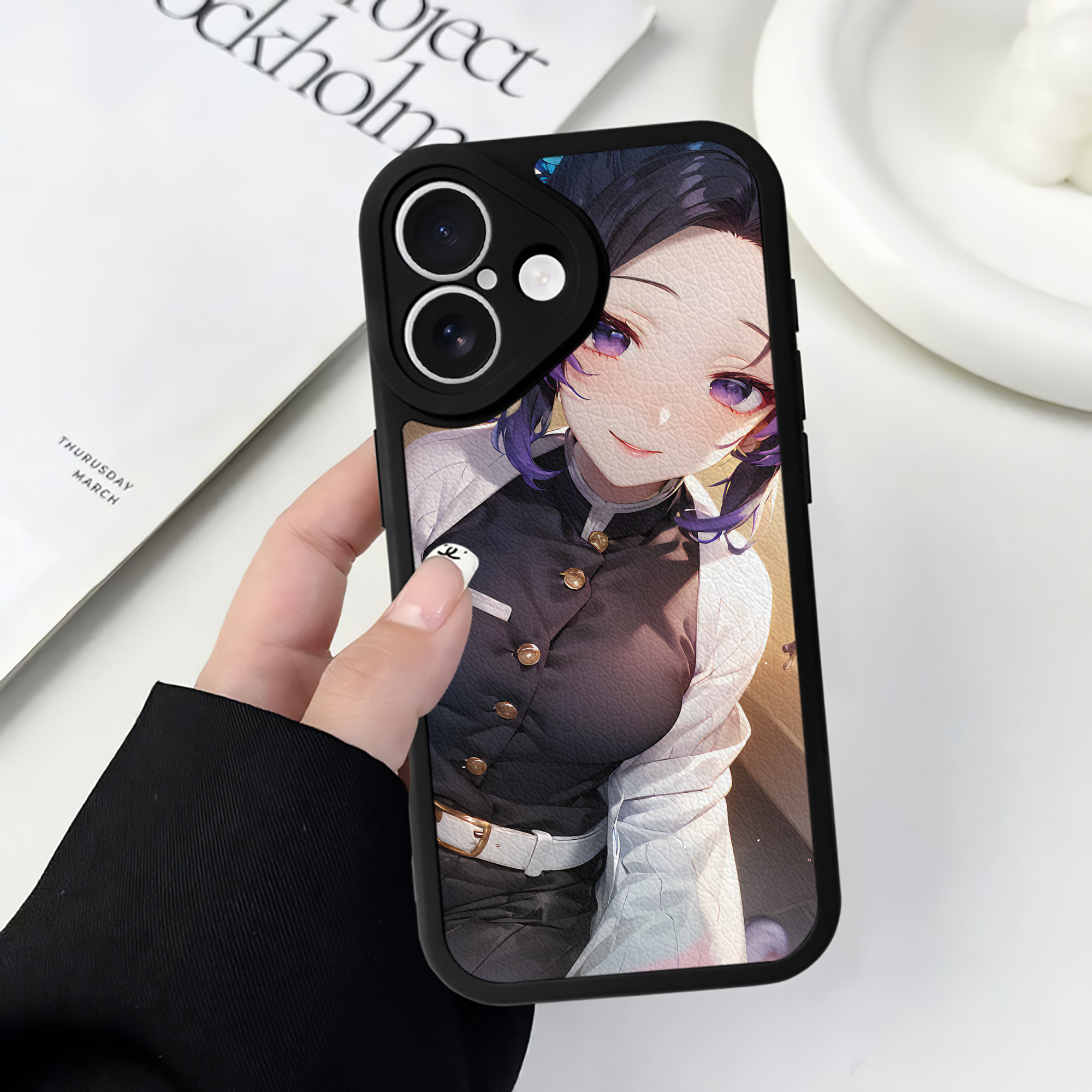 （画像用） 鬼滅の刃（きめつのやいば）蟲柱-胡蝶 しのぶ／こちょう しのぶ Kochou Shinobu 【iPhone 16シリーズ対応】シリコンスマホケース（レザー調） 材質：シリコン